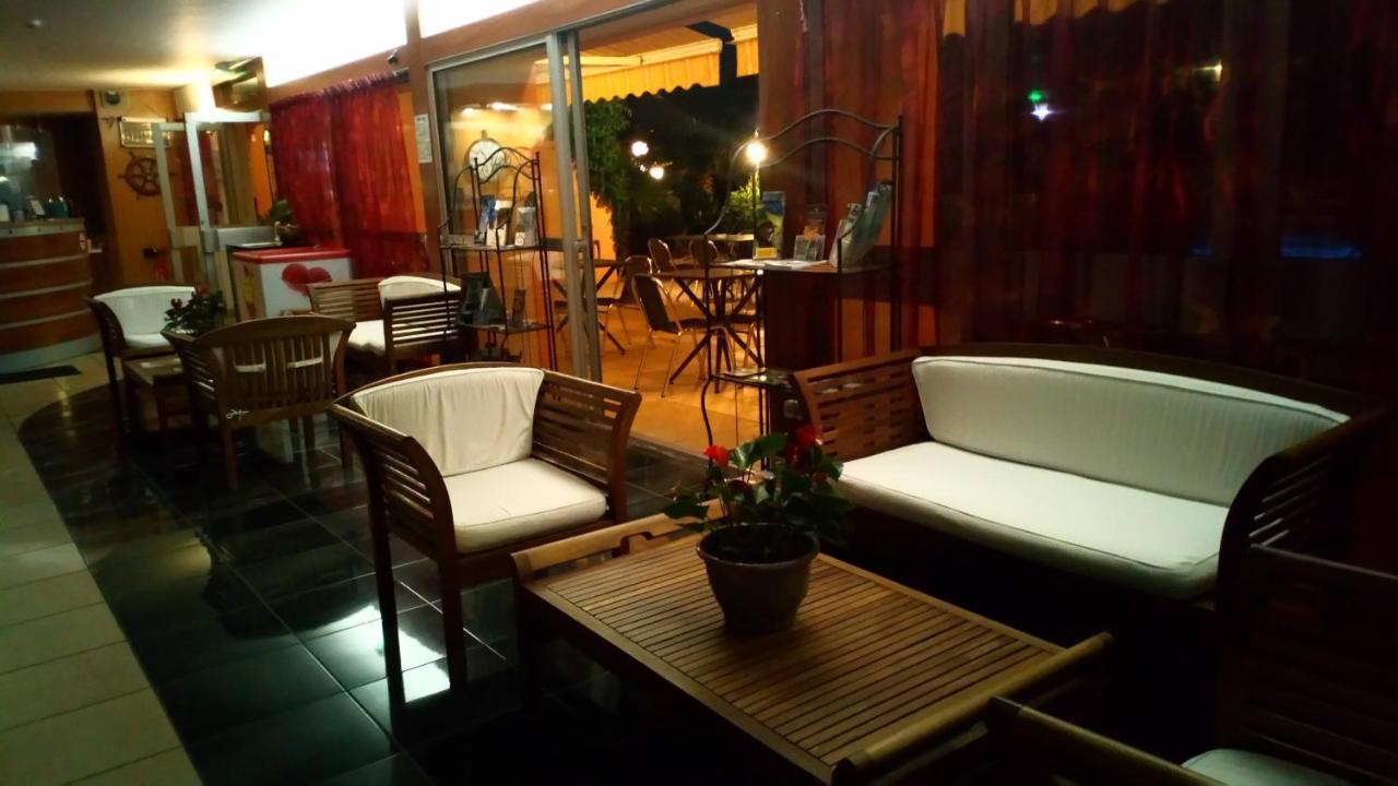 Brit Hotel Confort Helios 아그 외부 사진